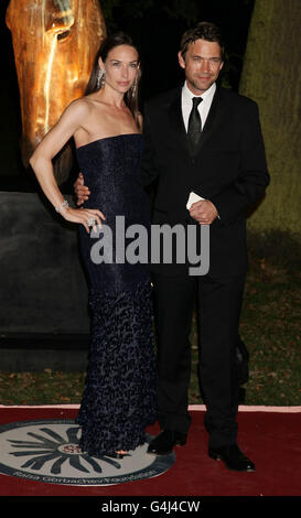 Dougrey Scott et sa femme Claire Forlani arrivent pour le Gala annuel de la Fondation Raisa Gorbatchev, au Hampton court Palace de Londres. Banque D'Images