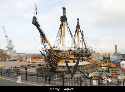 La victoire du célèbre vaisseau amiral Lord Nelson, le HMS Victory, se tient moins de ses mâts et de son arc-Esprit au chantier naval Royal Navy de Portsmouth. Banque D'Images