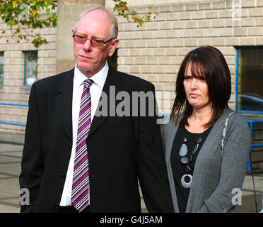 Nigel et Rose West, les parents de Chloe West, 14 ans, qui ont été poignardé au moins 20 fois à l'extérieur de l'école secondaire Ridgewood de Stourbridge en avril par l'ex-petit ami Samuel Gayzer-Tomlinson, 18 ans, se tiennent devant le tribunal de la Couronne de Wolverhampton, où il a été condamné à 13 ans de garde des jeunes. Banque D'Images