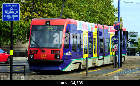 Stock de tram.Vue générale sur un tramway dans le centre-ville de Wolverhampton. Banque D'Images