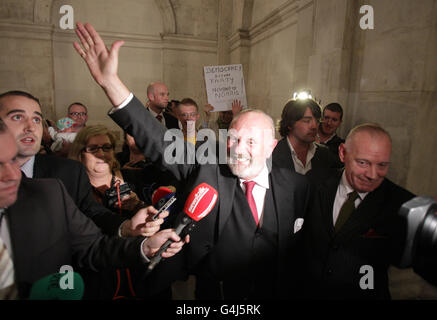 Le sénateur David Norris, candidat à la présidence irlandaise, célèbre à l'hôtel de ville de Dublin après avoir obtenu le soutien du conseil municipal de Dublin, lui donnant la quatrième nomination nécessaire pour participer à la course. Banque D'Images