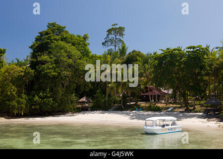 Plage de Capepaperu Resort, Ambon, Moluques, Indonésie Banque D'Images