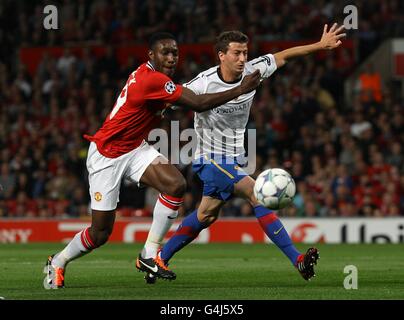 Football - UEFA Champions League - Groupe C - Manchester United / FC Bâle - Old Trafford.Danny Welbeck de Manchester United (à gauche) combat avec David Angel Abraham de Bâle (à droite) dans la zone de pénalité Banque D'Images