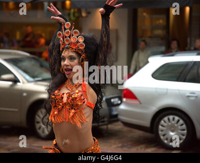 Danseuse au sein de la pluie pendant la procession à Samba Samba Helsinki 26 Carnaval. Banque D'Images