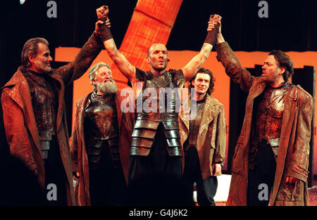 De gauche à droite: Oliver Cotton (Agamemnon), Denis Quilley (Nestor), Simon Day (Ajax), Alexander Hanson (Diomedes), Roger Allam (Ulysses) sur scène lors d'un aperçu de 'Troilus et Cressida' réalisé par Trevor Nunn. La pièce s'ouvre au théâtre Olivier, à Londres. * ouvre le 15/3/99 Banque D'Images