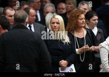 Les amateurs de deuil assistent aux funérailles du héros SAS John McAleese à la cathédrale de Hereford. Banque D'Images