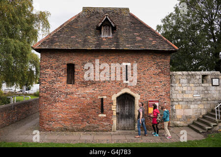 Famille de 3 touristes se tenant à côté de l'entrée de la C15 Tour Rouge et des remparts de la ville médiévale - attractions historiques à York, North Yorkshire, Angleterre, Royaume-Uni. Banque D'Images