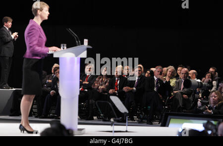 Le chancelier de l'ombre Ed Balls (au centre) regarde sa femme Yvette Cooper, s'adressant à la conférence du Parti travailliste à l'Echo Arena de Liverpool. Banque D'Images