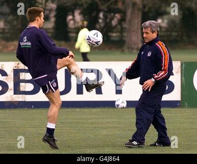 Cette image ne peut être utilisée que dans le contexte d'une fonction éditoriale.L'entraîneur de football d'Angleterre Kevin Keegan garde le ballon en haut avec Graeme le Saux de Chelsea lors d'une session d'entraînement d'Angleterre à l'abbaye de Bisham avant le qualificatif de l'Angleterre pour l'Euro 2000 contre la Pologne. Banque D'Images