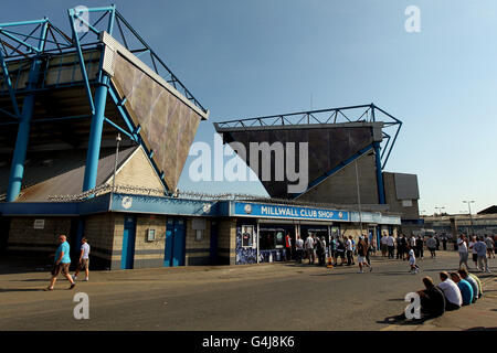 Football - npower football League Championship - Millwall v Burnley - The Den.Les fans arrivent au Den avant le match, stade du Millwall football Club Banque D'Images