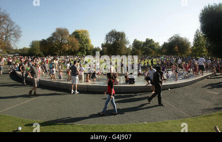 Les visiteurs peuvent profiter au maximum du temps chaud à la Diana, la fontaine commémorative de la princesse de Galles, à Hyde Park, dans le centre de Londres, alors que la vague de chaleur se poursuivra la semaine prochaine dans certaines parties de la Grande-Bretagne, après un week-end de températures record. Banque D'Images