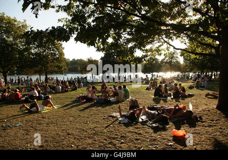 Les visiteurs peuvent profiter du dernier soleil du week-end à Hyde Park, dans le centre de Londres, car la vague de chaleur va se poursuivre la semaine prochaine dans certaines parties de la Grande-Bretagne, après un week-end de températures record. Banque D'Images