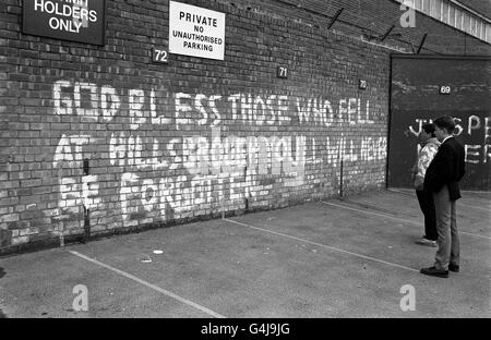 PA NEWS PHOTO 17/4/89 UN FICHIER DE BIBLIOTHÈQUE PHOTO D'UN MESSAGE DE LA SAD A DISPARU SUR LE MUR DU STADE ANFIELD DE LIVERPOOL, EN LISANT "DIEU BÉNISSE CEUX QUI SONT TOMBÉS À HILLSBOROUGH VOUS NE SEREZ JAMAIS OUBLIÉ" DANS LE SOUVENIR DE TOUS CEUX QUI SONT MORTS DANS LE TRAGIQUE DÉSASTRE DE HILLSBOROUGH.LES THOSANDS DES FANS ONT ÉTÉ ÉCRASÉS À MORT PAR DES APPLAUDISSEMENTS DE SURPEUPLEMENT DANS LES F.A. DE 1989DEMI-FINALE DE COUPE ENTRE LIVERPOOL ET LA FORÊT DE NOTTINGHAM LE 15 AVRIL À HILLSBOROUGH À SHEFFIELD Banque D'Images