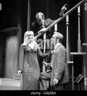 Sean Connery, qui fait ses débuts dans le West End en tant que réalisateur, indique l'action qu'il veut de sa femme, Diane Cilento et Robert Hardy dans une scène de « Je vous ai vu Cut Lemons », au Fortune Theatre, Drury Lane. Banque D'Images