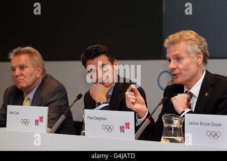 Paul Deighton, PDG du LOCOG (à droite) aux côtés du président du LOCOG, Seb COE (au centre), et du président de la commission de coordination du CIO, Denis Oswald, lors de la conférence de presse de clôture de la commission de coordination du CIO à Freshfield Bruckhaus Deringer, Londres. Banque D'Images