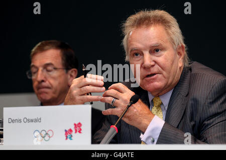 Denis Oswald, président de la commission de coordination du CIO (à droite) aux côtés du directeur exécutif du CIO pour les Jeux Olympiques Gilbert Felli (à gauche) lors de la conférence de presse de clôture de la commission de coordination du CIO à Freshfield Bruckhaus Deringer, Londres. Banque D'Images