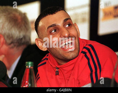 Le Prince Naseem Hamed, champion de boxe WBO et IBF, aime une blague lors de la conférence de presse de Manchester avant le combat du titre mondial avec le champion européen et du Commonwealth de poids plume Paul Gingle. Banque D'Images