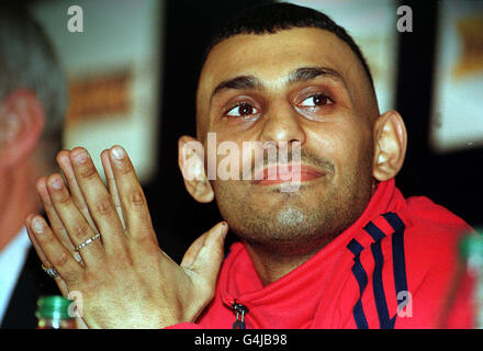 Le WBO et le Prince Naseem Hamed, champion de boxe de l'IBF, lors de la conférence de presse avant le combat à Manchester, avant son combat du titre mondial avec le champion européen et du Commonwealth de poids plume Paul Gingle. Banque D'Images