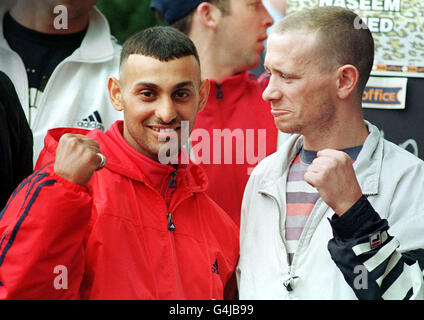 Le Prince Naseem Hamed (L), champion de boxe WBO et IBF, et le champion d'Europe et du Commonwealth Paul se mêlent à une conférence de presse pré-combat à Manchester, avant leur combat pour le titre mondial. Banque D'Images