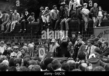 Arthur Scargill, président de l'Union nationale des mineurs, prenant la parole à Barnsley. Banque D'Images