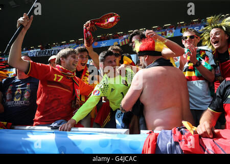 Un fan porte le maillot de match du gardien de but belge Thibaut Courtois après qu'il lui ait été remis après le match de l'UEFA Euro 2016, Groupe E au Stade de Bordeaux, Bordeaux. APPUYEZ SUR ASSOCIATION photo. Date de la photo: Samedi 18 juin 2016. Voir PA Story FOOTBALL Republic. Le crédit photo devrait se lire: Martin Rickett/PA Wire. Banque D'Images
