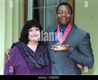 Le comédien Lenny Henry et sa femme Dawn French, également comédienne, posent au Palais de Buckingham à Londres après que Lenny a reçu un CBE (commandant de l'Empire britannique) de la Reine.24/5/99: N/papier rapport que Henry a rencontré une femme blonde à l'hôtel. Banque D'Images