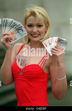 Model JO Guest aide à lancer le plus grand jackpot national de loterie pour 1999 à Londres. Le roulement est estimé à 13 millions. Banque D'Images