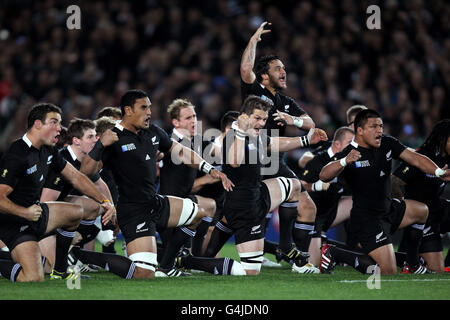 Rugby Union - coupe du monde de Rugby 2011 - Pool A - Nouvelle-Zélande / France - Eden Park.Piri Weepu (debout) de Nouvelle-Zélande dirige le Haka pendant le match de la coupe du monde de rugby de l'IRB à Eden Park, Auckland, Nouvelle-Zélande. Banque D'Images