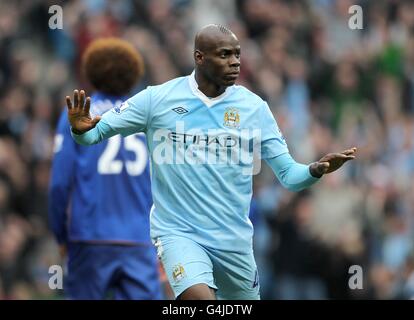 Football - Barclays Premier League - Manchester City / Everton - Etihad Stadium.Mario Balotelli, de Manchester City, célèbre après avoir marquant le premier but du match Banque D'Images