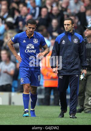 Tim Cahill d'Everton (à gauche) se déporte comme il est remplacé suite à une blessure Banque D'Images