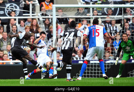 Demba Ba de Newcastle United obtient son premier but de jeu Banque D'Images