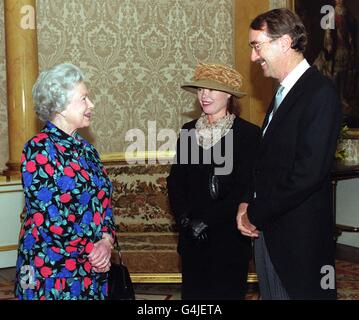 La Reine a reçu le RT. L'honorable Paul East QC et son épouse Marilyn au Palais de Buckingham à Londres, à la suite de sa nomination au poste de Haut-commissaire de la Nouvelle-Zélande. Banque D'Images