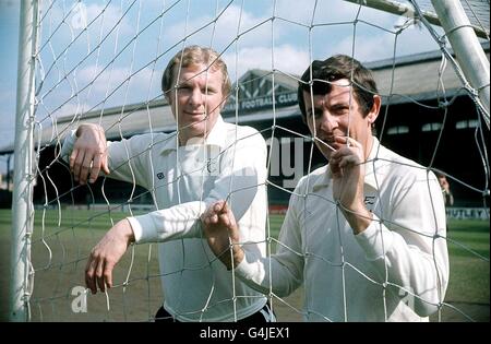 PA NEWS PHOTO 18/4/75 UN FICHIER DE BIBLIOTHÈQUE PHOTO D'ALAN MULLERY (À DROITE) ET BOBBY MOORE DE FULHAM F.C. AU TERRAIN DE LA MAISON CRAVEN COTTAGE À LONDRES 1975/76 Banque D'Images