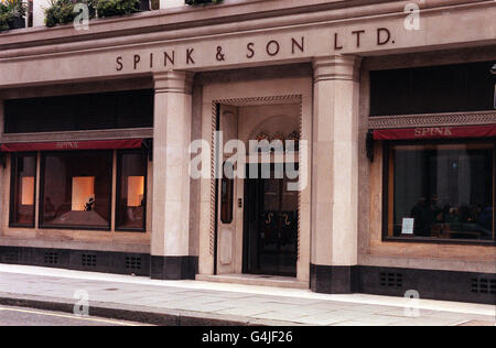 Spink & Sons, dans le centre de Londres, la firme de médailles militaires où le prince William a passé son demi-mandat en tant que junior de bureau dans le cadre de son expérience de travail. Le travail a été corrigé par le Dr Andrew Gailey, un architecte d'intérieur d'Eton, pour donner aux élèves un aperçu de la vie dans le monde réel. 03/12/02 : le Old Bailey, où le procès du maître d'hôtel royal Harold Brown s'est effondré, a été dit comment un enquêteur privé a appelé la police le 2 novembre 2000, pour suggérer qu'un bateau à voile arabe modèle orné était offert à la vente aux enchères Spink et son, Et les détectives, y compris l'inspecteur en chef du détective Maxine de Banque D'Images