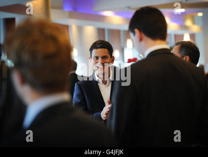 L'ancien secrétaire aux Affaires étrangères David Miliband discute avec les délégués au bar de l'hôtel lors de la conférence du Parti travailliste à Liverpool. Banque D'Images