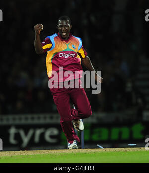 Cricket - NatWest deuxième Twenty20 International - Angleterre / Antilles - The Kia Oval.West Indies Darren Sammy célèbre Scott Borthwick en Angleterre Banque D'Images