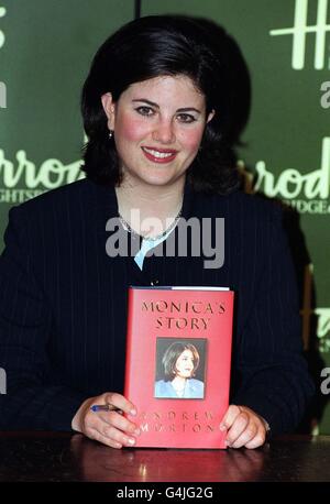 Monica Lewinsky, dans le grand magasin Harrods de Knightsbridge, Londres, où elle a signé des copies de son livre intitulé « l'histoire de Monica ». Banque D'Images