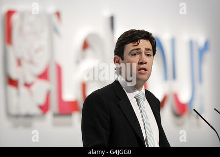 andy Burnham, secrétaire de l'éducation fantôme, s'adresse à la conférence du Parti travailliste à l'Echo Arena de Liverpool. Banque D'Images