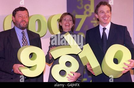 Carol Vorderman, présentatrice à la télévision, flanquée de David Blunkett (à gauche), secrétaire à l'éducation, et de Tony Blair, Premier ministre au QE II Centre de Londres, où ils ont lancé la campagne du gouvernement pour accroître la numératie en rendant les mathématiques à la mode. Banque D'Images