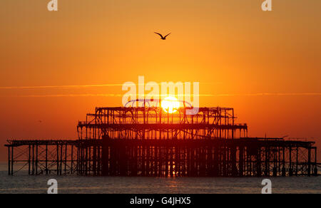 Le soleil se couche sur la jetée ouest à Brighton, dans l'est du Sussex, le dernier jour de septembre, alors que le temps chaud prévu se poursuit. Banque D'Images