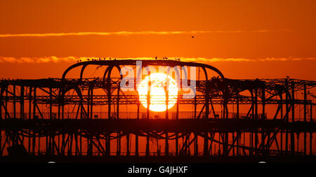 Le soleil se couche sur la jetée ouest à Brighton, dans l'est du Sussex, le dernier jour de septembre, alors que le temps chaud prévu se poursuit. Banque D'Images