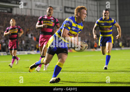 Chris Riley, de Warrington Wolves, va tenter sa chance lors du match de demi-finale de la Super League engage au stade Halliwell Jones, à Warrington. Banque D'Images