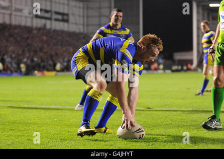 Chris Riley, de Warrington Wolves, va tenter sa chance lors du match de demi-finale de la Super League engage au stade Halliwell Jones, à Warrington. Banque D'Images