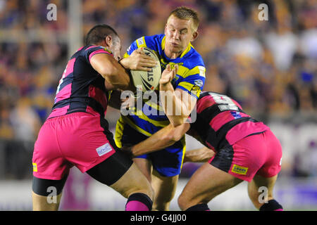 Ian Kirke et Danny Buderus de Leeds Rhinos affrontent Mike Cooper de Warrington Wolves lors du match de demi-finale de la Super League engage au stade Halliwell Jones, à Warrington. Banque D'Images