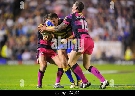 Simon Grix de Warrington Wolves est affronté par Danny Buderus de Leeds Rhinos et Jamie Peacock lors du match de demi-finale de la Super League engage au stade Halliwell Jones, à Warrington. Banque D'Images