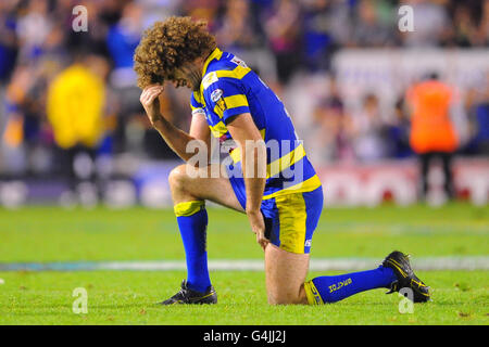 Matt King de Warrington Wolves est abattu à la fin du match lors de la demi-finale de la Super League engage au stade Halliwell Jones, à Warrington. Banque D'Images