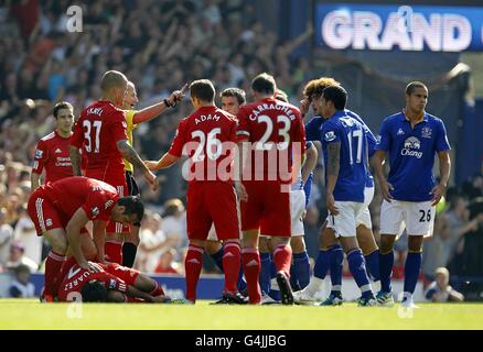 Jack Rodwell (à droite) d'Everton est envoyé par l'arbitre Martin Atkinson après une attaque sur Luis Suarez (terre) de Liverpool Banque D'Images