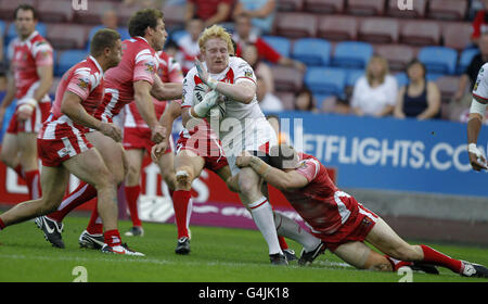 George Carmont de Wigan (à droite) s'attaque à St Helens James Graham lors du match de demi-finale de la Super League engage au stade Sotbart, à Widnes. Banque D'Images