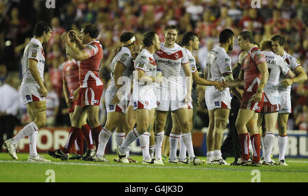 Les joueurs de St Helens célèbrent leur victoire lors du match de demi-finale de la Super League engage au stade Sotbart, Widnes. Banque D'Images