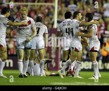 Rugby League - engage Super League - Jouez - semi final - St Helens v Wigan - The Stobart Stadium.Les joueurs de St Helens célèbrent leur victoire lors du match de demi-finale de la Super League engage au stade Sotbart, Widnes. Banque D'Images